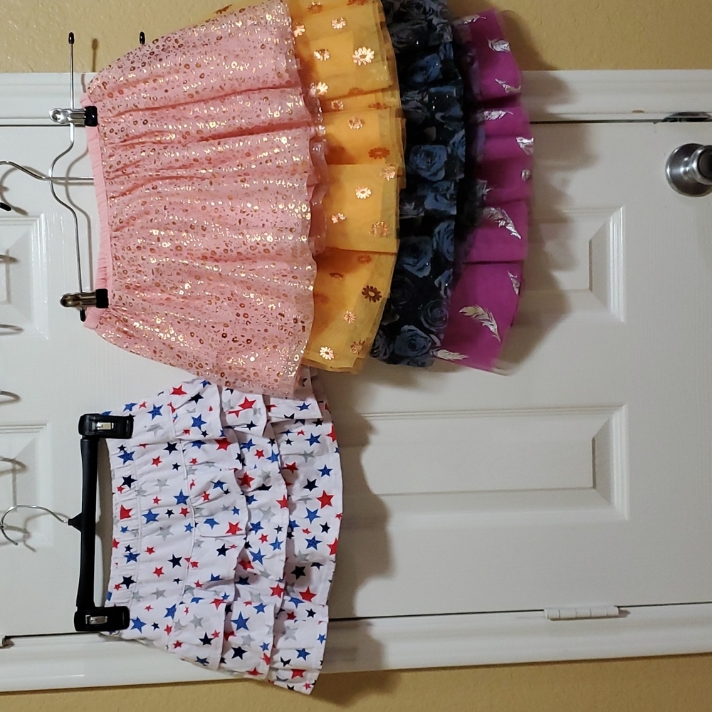 Total 7 items_/Epic Threads ///Bundle of 5 skirts and one pair of leggings/shirt